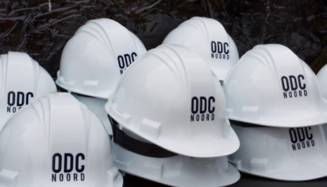 Stapel helmen met ODC-Noord logo